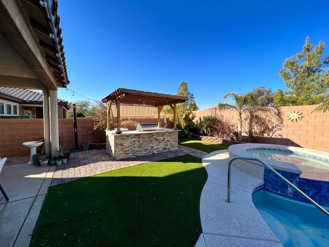 Building Photo - 1 Story 4Bed Pool Built in BBQ