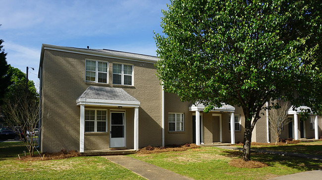 Primary Photo - Oaks Apartments