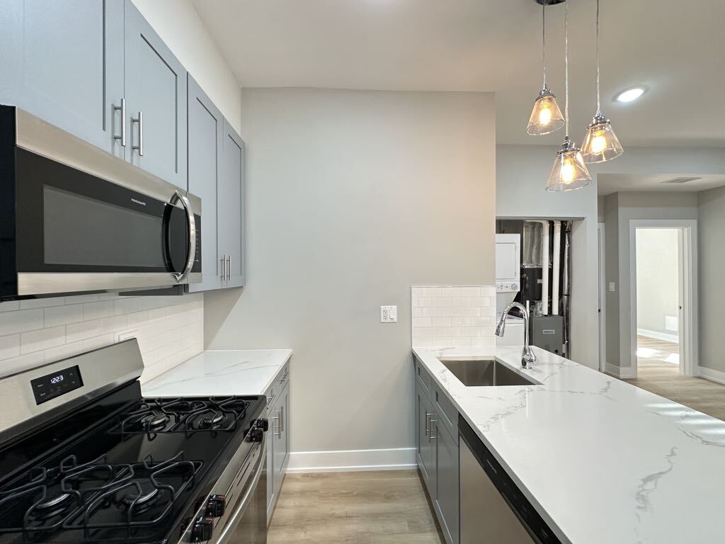 Building Photo - 419 W Belden Ave