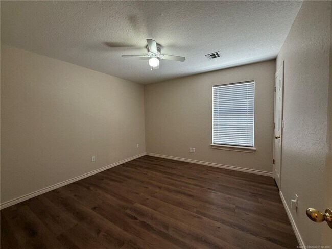 Building Photo - 9203 S 73rd E Ave