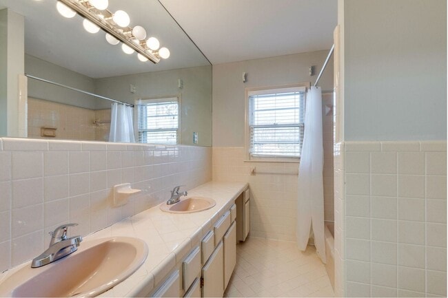 Building Photo - Spacious Green Hills Retreat | 3–4BR, 3BA | Deck, Hot Tub, & Prime Location