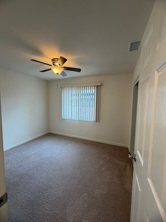 Building Photo - 2 Bedroom 1 Bath Duplex for Rent