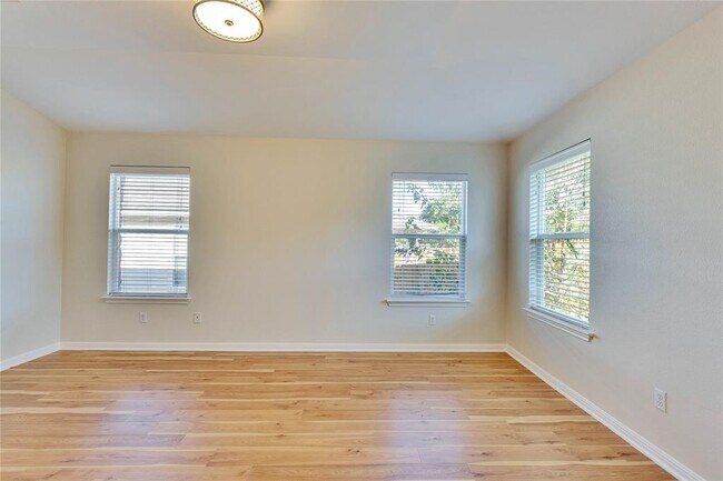 Building Photo - 600 Lakemont Dr