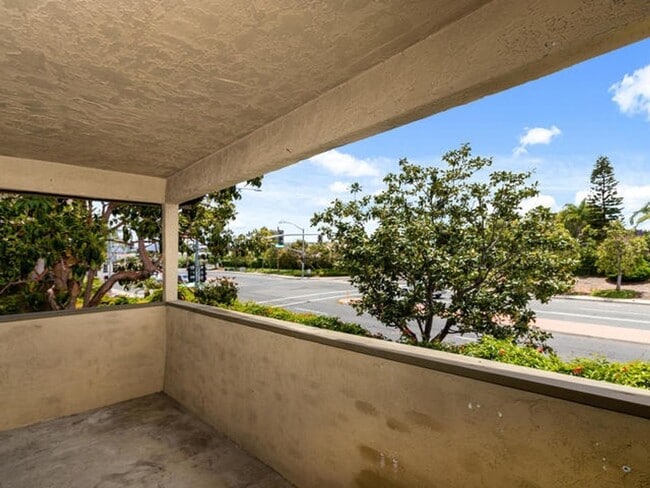 Building Photo - Beautiful Upper Level Condominium Home