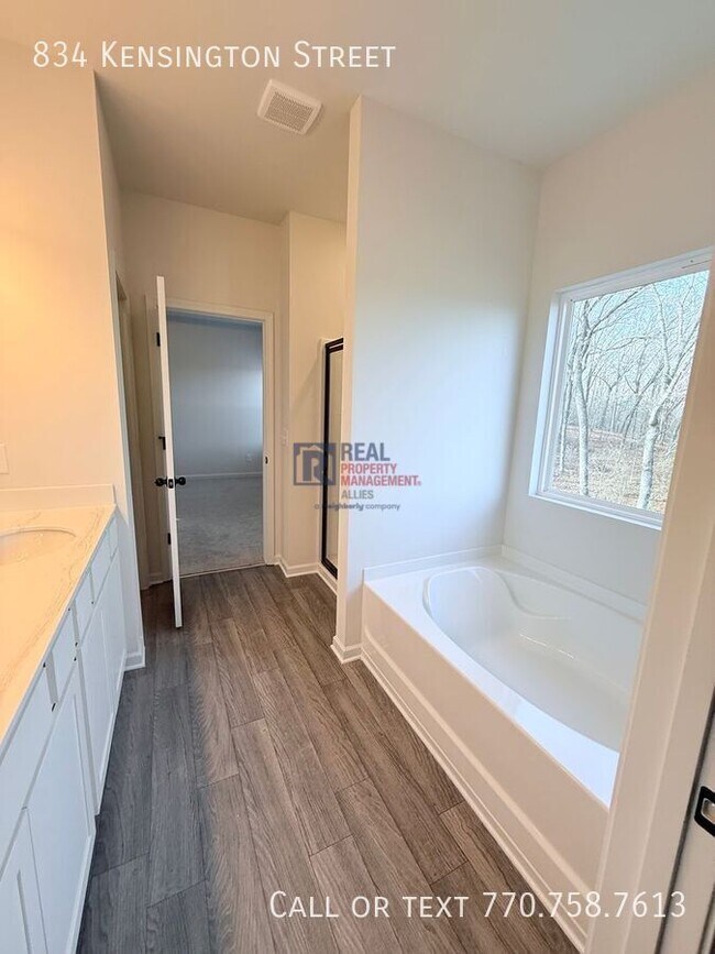 Building Photo - 834 Kensington St