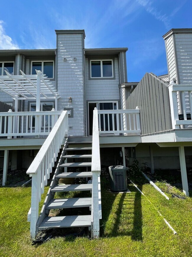 Building Photo - 288 Summerhaven Dr N