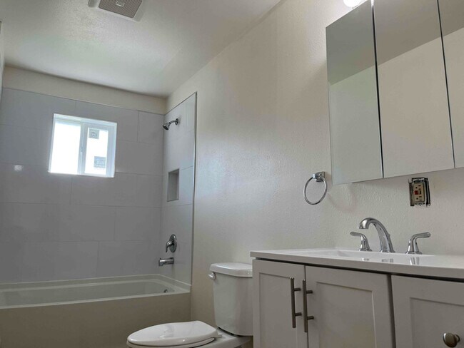 Building Photo - 338 Willow St