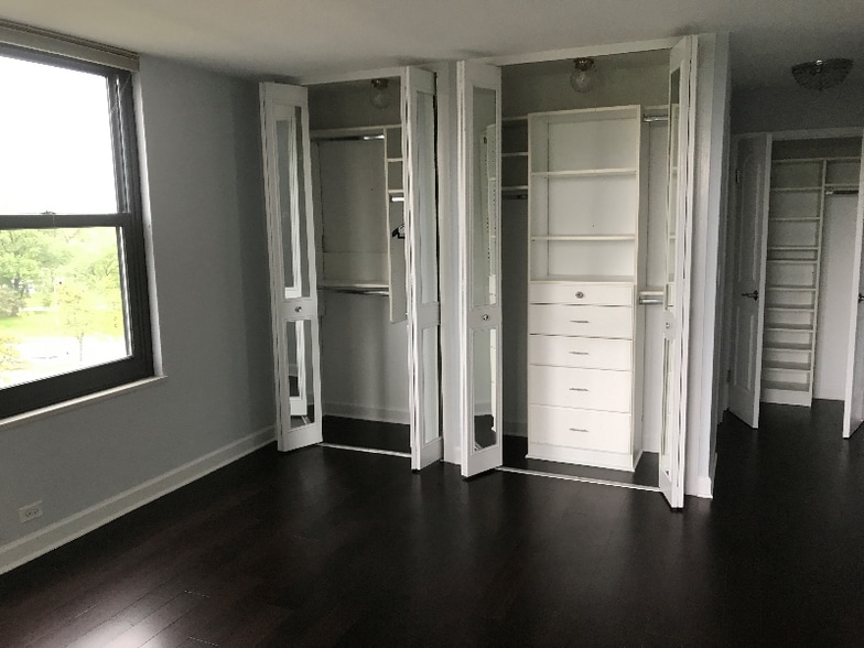 Building Photo - 3440 N Lake Shore Dr