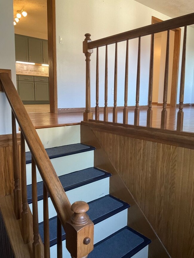 Building Photo - Spacious 3bed 3 bath Split-Level in Bethel...