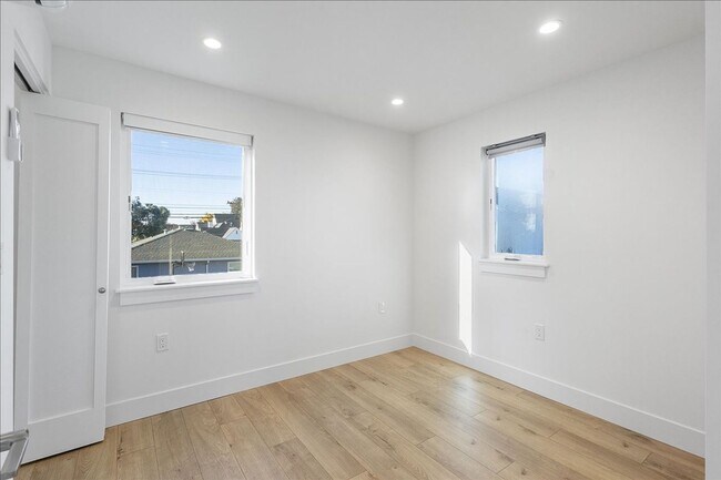 Building Photo - 1012 Broadway