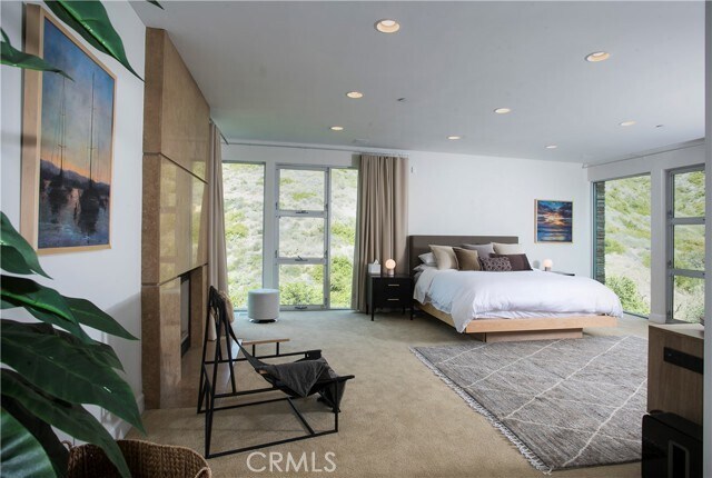 Building Photo - 533 Temple Hills Dr