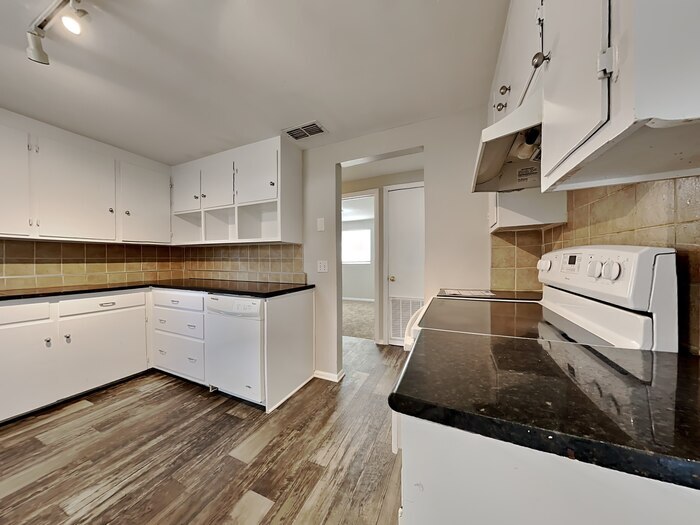 Building Photo - 5916 Ensenada Rd