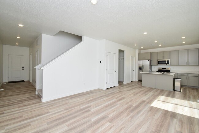 Building Photo - Spacious Saratoga Springs 4 Bed 3.5 Bath Corner Home with Stunning Views