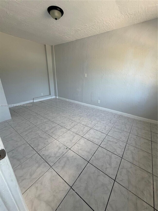 Building Photo - 626 NW 10th Terrace