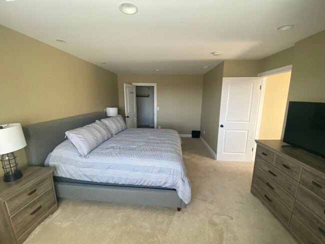 Building Photo - 730 N Paulina Ave