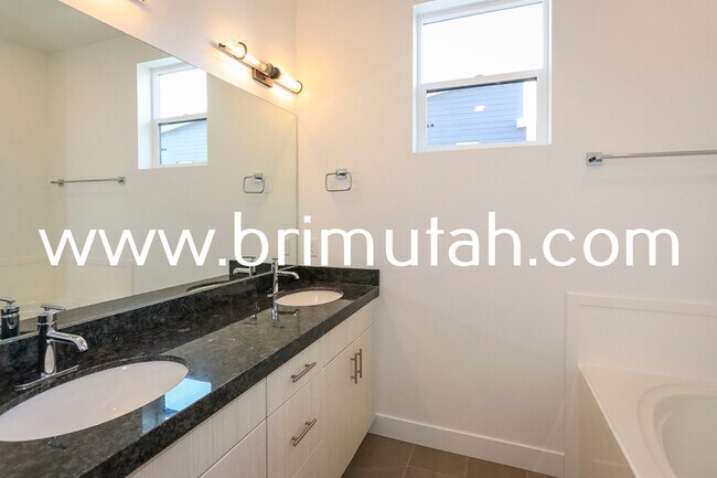 Building Photo - 9204 S. Holiday Bowl Court