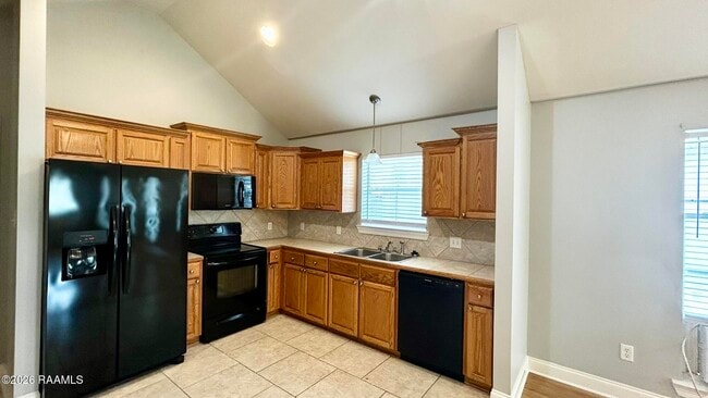 Building Photo - 18012 Woodhaven Dr