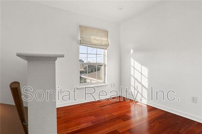 Building Photo - 4421 Lakewood Dr