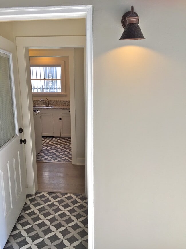 Building Photo - 156 S Catalina St