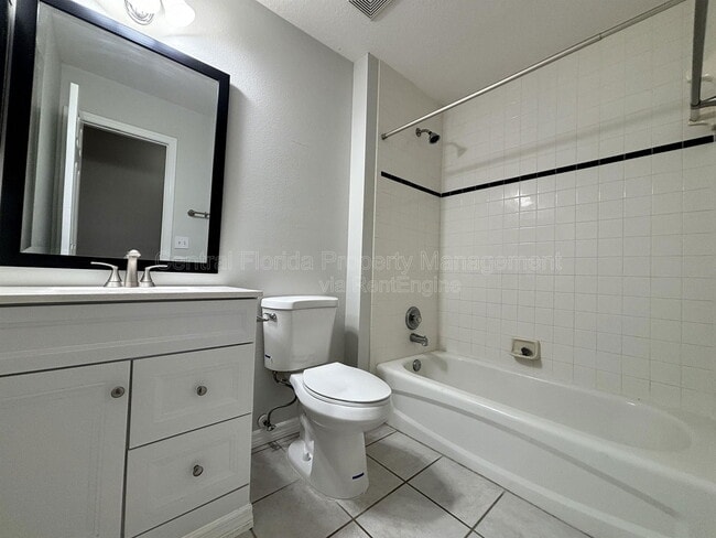 Building Photo - 1625 Park Lake St