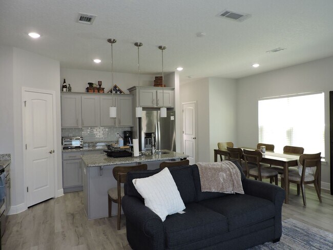 Building Photo - Easy access to interstate, shopping & Navy...