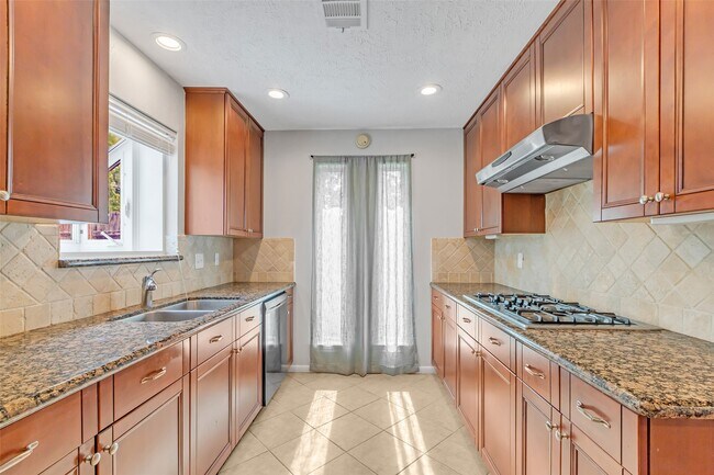 Building Photo - 3250 Three Pines Dr