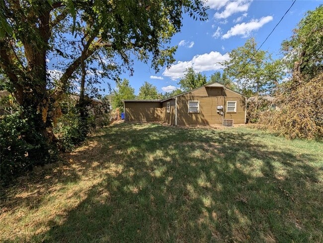 Building Photo - 1614 Iowa St