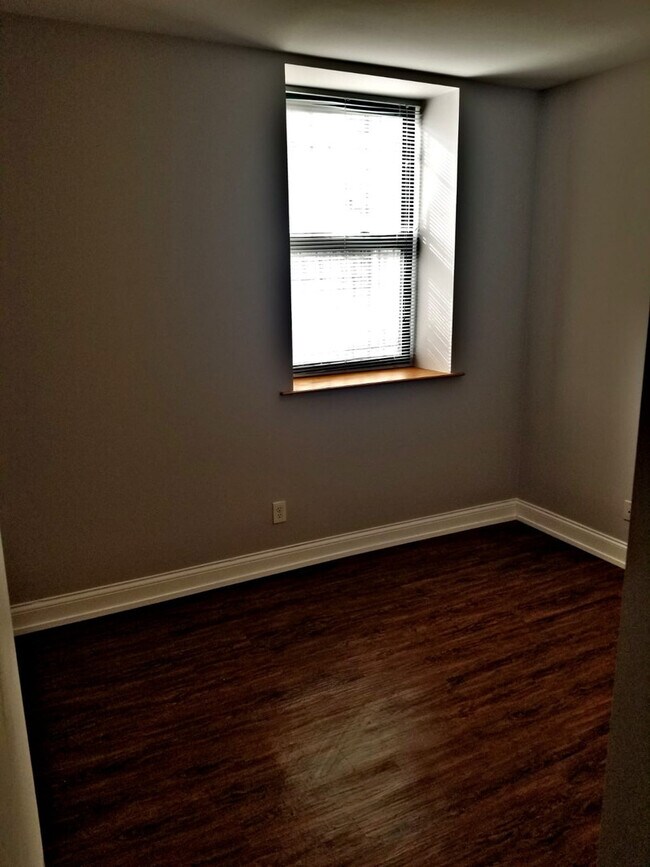 Building Photo - Three Bedroom Unit in South Shore