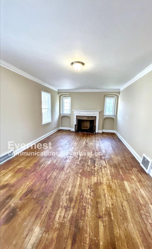 Building Photo - 3 Bed, 1 Bath Home with Great Space / Avai...