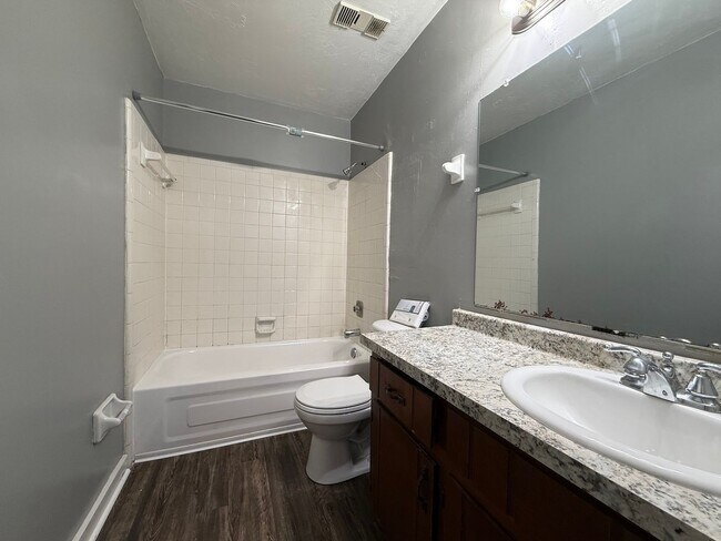 Building Photo - Downstairs unit off E Park avail NOW!!!