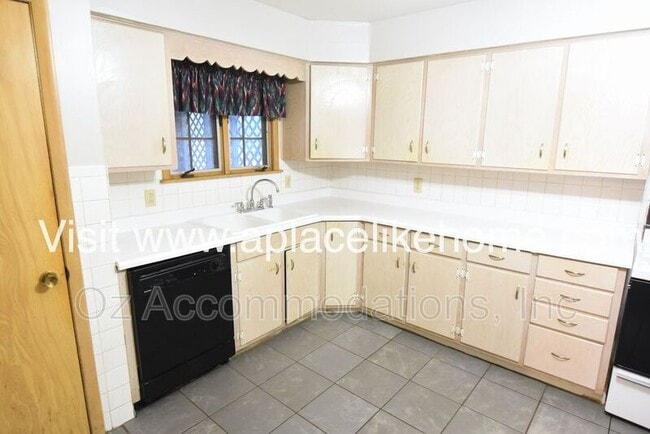 Building Photo - 7820 Arlington Ave