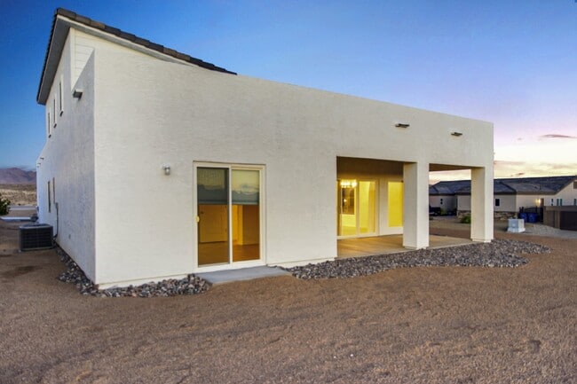 Building Photo - Beautiful Contemporary home with panoramic views! Community pool and club house use included.