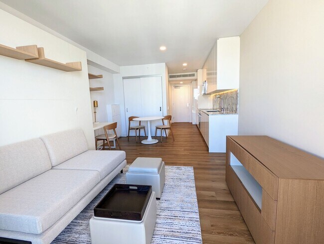 Building Photo - New Fully Furnished High Floor luxurious S...