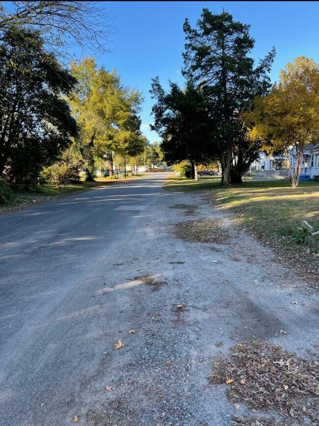 Building Photo - 3 bed house in Henrico County! Alle electric, Central HVAC, large yards, laundry Rva North side!
