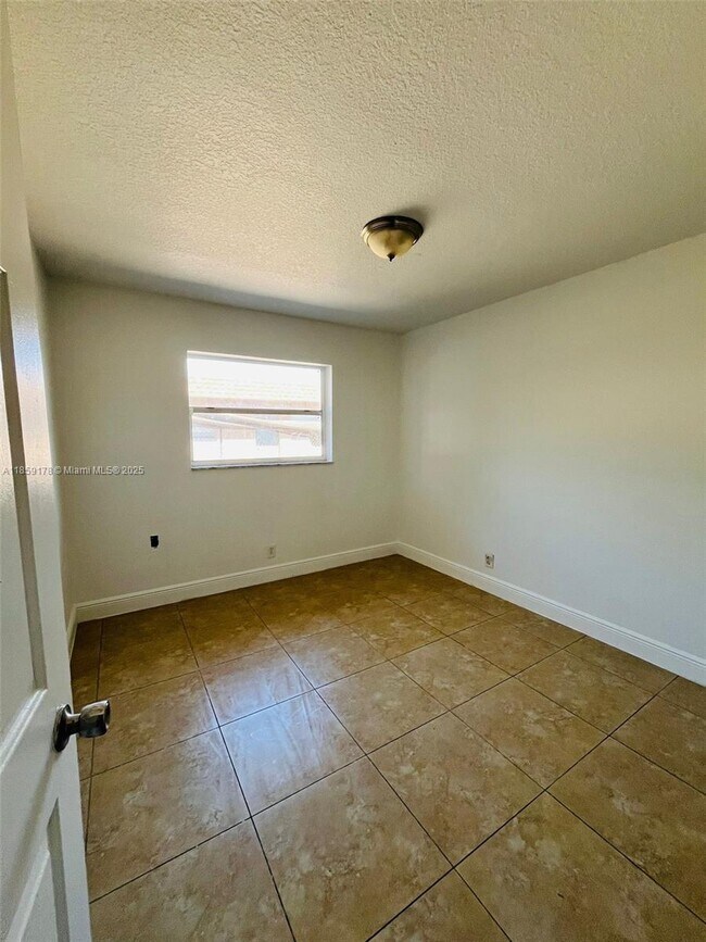 Building Photo - 7701 SW 10th Ct