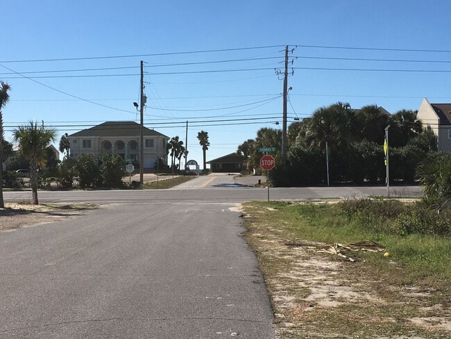 Building Photo - Beautifully updated 1 bedroom apartment within walking distance to the beach!