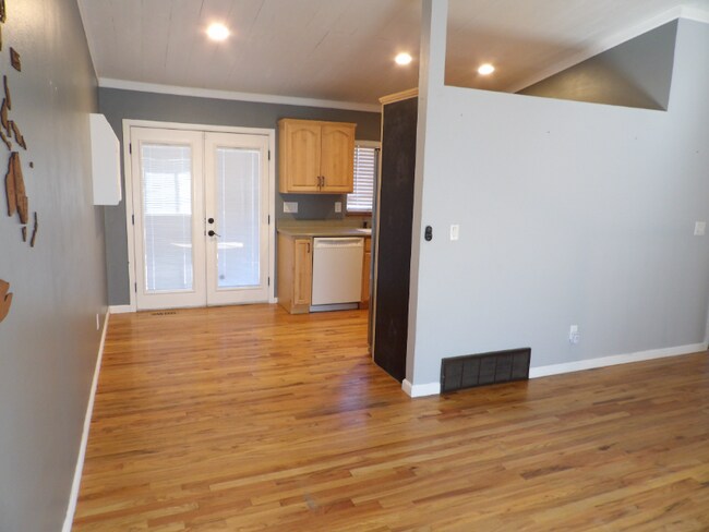 Building Photo - 5560 Sacramento Pl