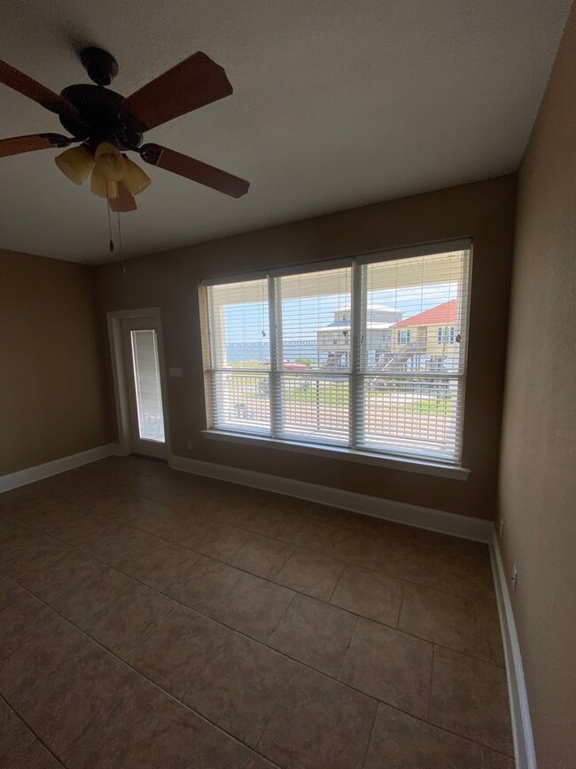 Building Photo - 200 Lakeview Dr