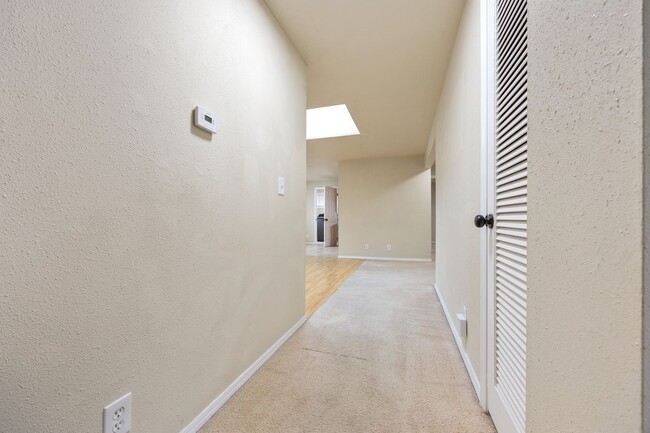 Building Photo - Spacious 5 bed/2 bath in SE Portland