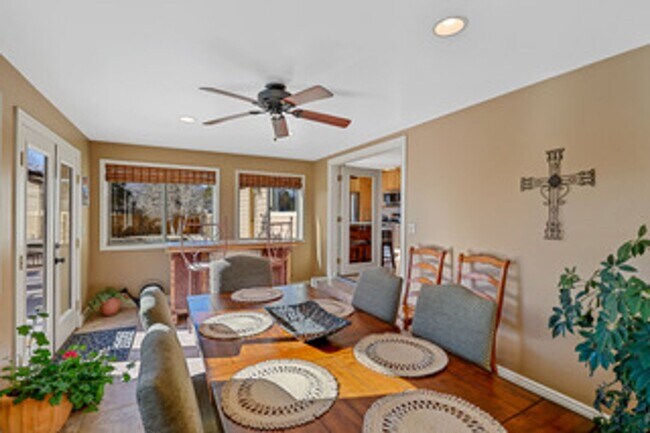 Building Photo - Stunning Doney Park Home