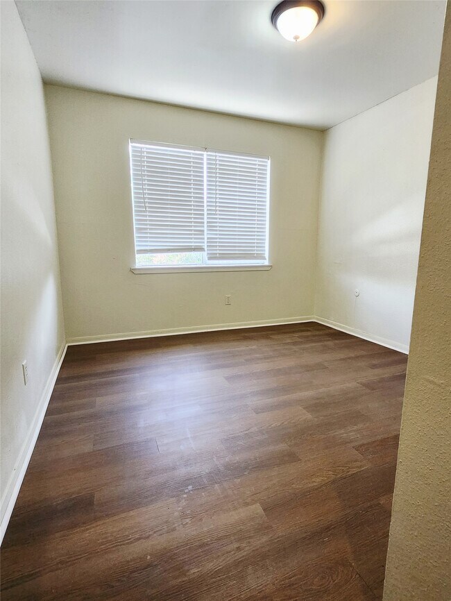 Building Photo - 7700 Creekbend Dr
