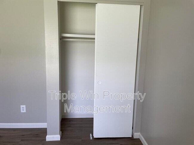 Building Photo - 690 Wiethaupt Rd