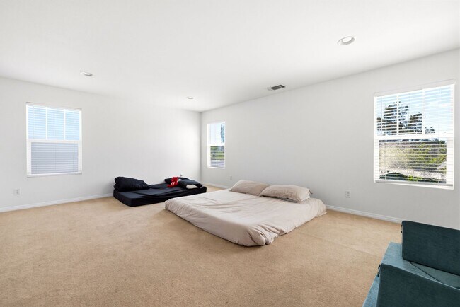 Building Photo - 4 bedrooms / 3 bathroom OPEN floor plan HOUSE for rent in LANCASTER