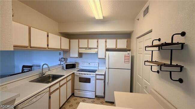 Building Photo - 6490 Aragon Way