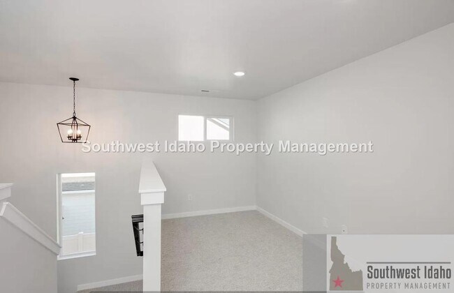 Building Photo - 8140 E Sunray Dr