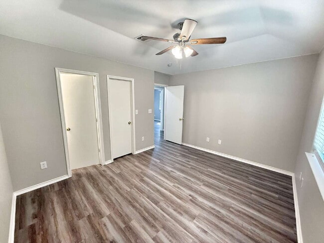 Building Photo - Spacious 3 Bedroom, 2 Bath Duplex with 1-Car Garage – Lawn Care Included!