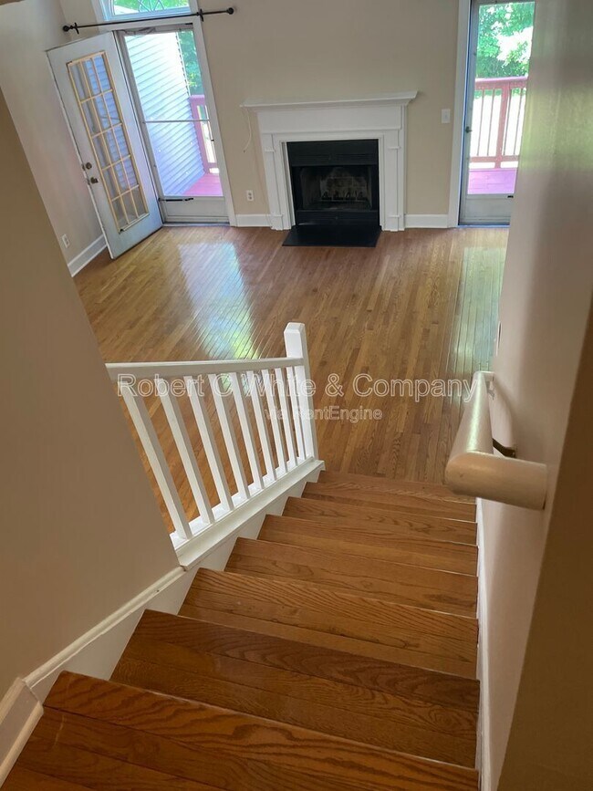 Building Photo - 402 Cambridge Cmns