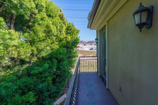 Building Photo - Luxury Detached Townhome in Redondo Beach