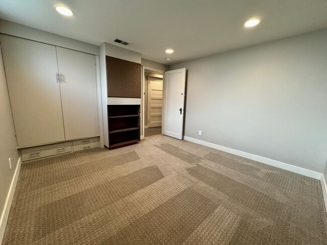 Building Photo - Large Mid-Century Charmer in Sunset Hill!