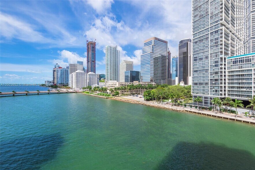 Building Photo - 801 Brickell Key Blvd